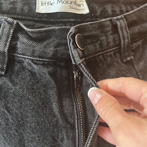 Little Mountain Mom Jeans - Picture 6 of 10
